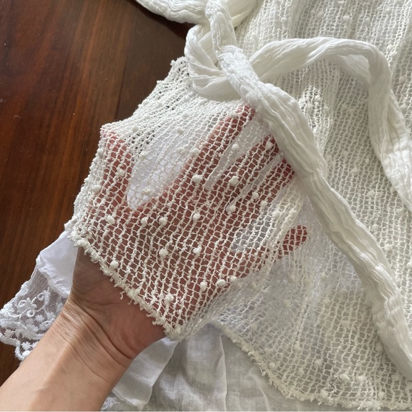 Layered white lace top with a belt - Picture 2 of 5